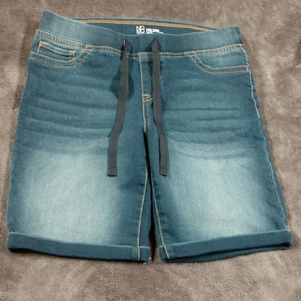 No boundaries Mid-rise Bermuda shorts